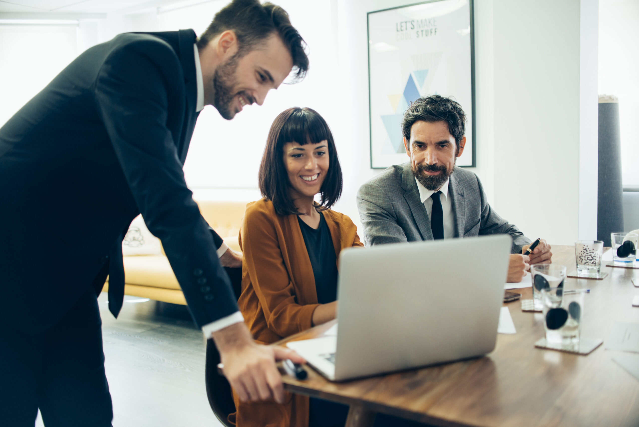 smiling-businesspeople-working-with-laptop